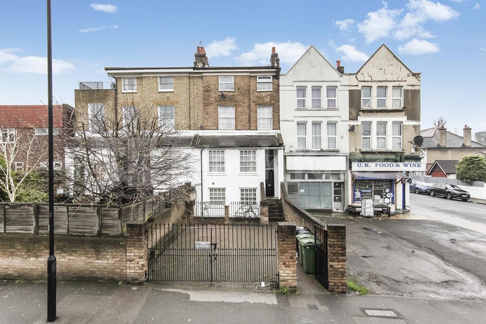 Small but perfectly formed, self contained top floor studio   Upper Tulse Hill, Brixton