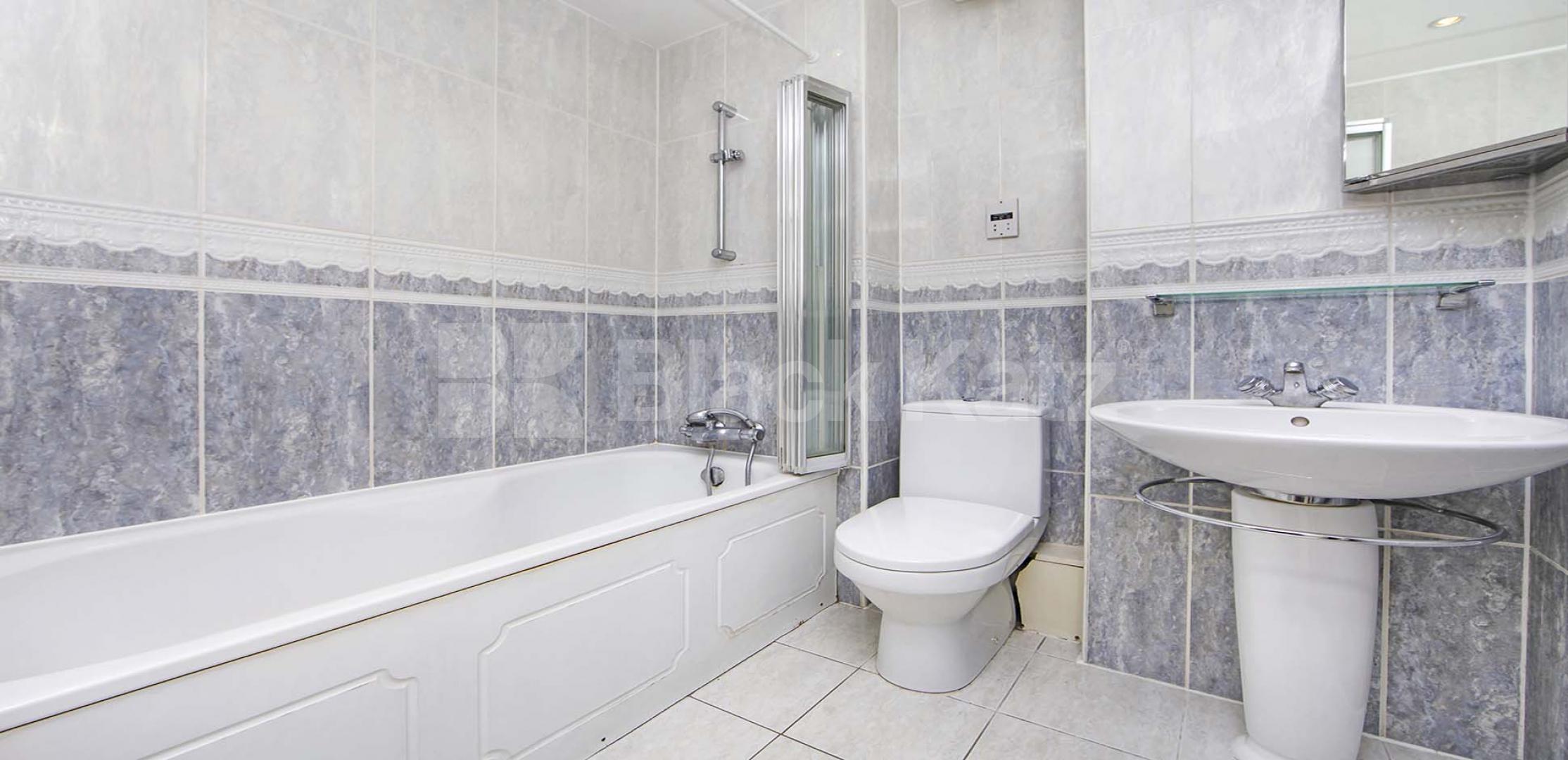 			UNDER OFFER  (No Black Katz Admin Fees), 2 Bedroom, 1 bath, 1 reception Apartment			 Russell Lodge, Spurgeon Street, London Bridge