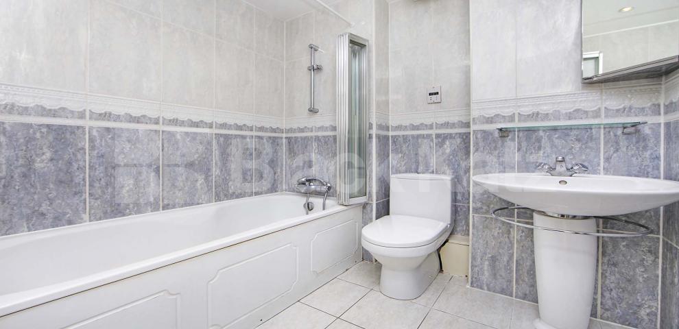 			UNDER OFFER  (No Black Katz Admin Fees), 2 Bedroom, 1 bath, 1 reception Apartment			 Russell Lodge, Spurgeon Street, London Bridge