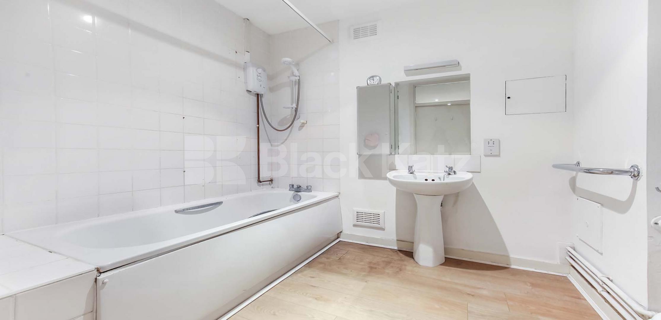 			New Instruction , 1 Bedroom, 1 bath, 1 reception Apartment			 Petticoat Square. Middlesex Street.  , Liverpool Street.