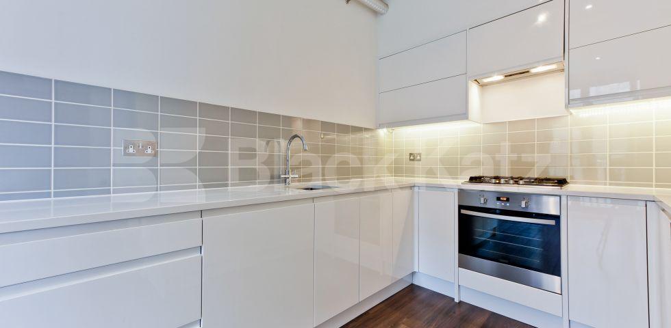 			STUNNING TWO BEDROOM WAREHOUSE CONVERSION, 2 Bedroom, 1 bath, 1 reception Flat			 BRITANNIA LOFTS-BANNER STREET, CLERKENWELL-OLD STREET-SHOREDITCH