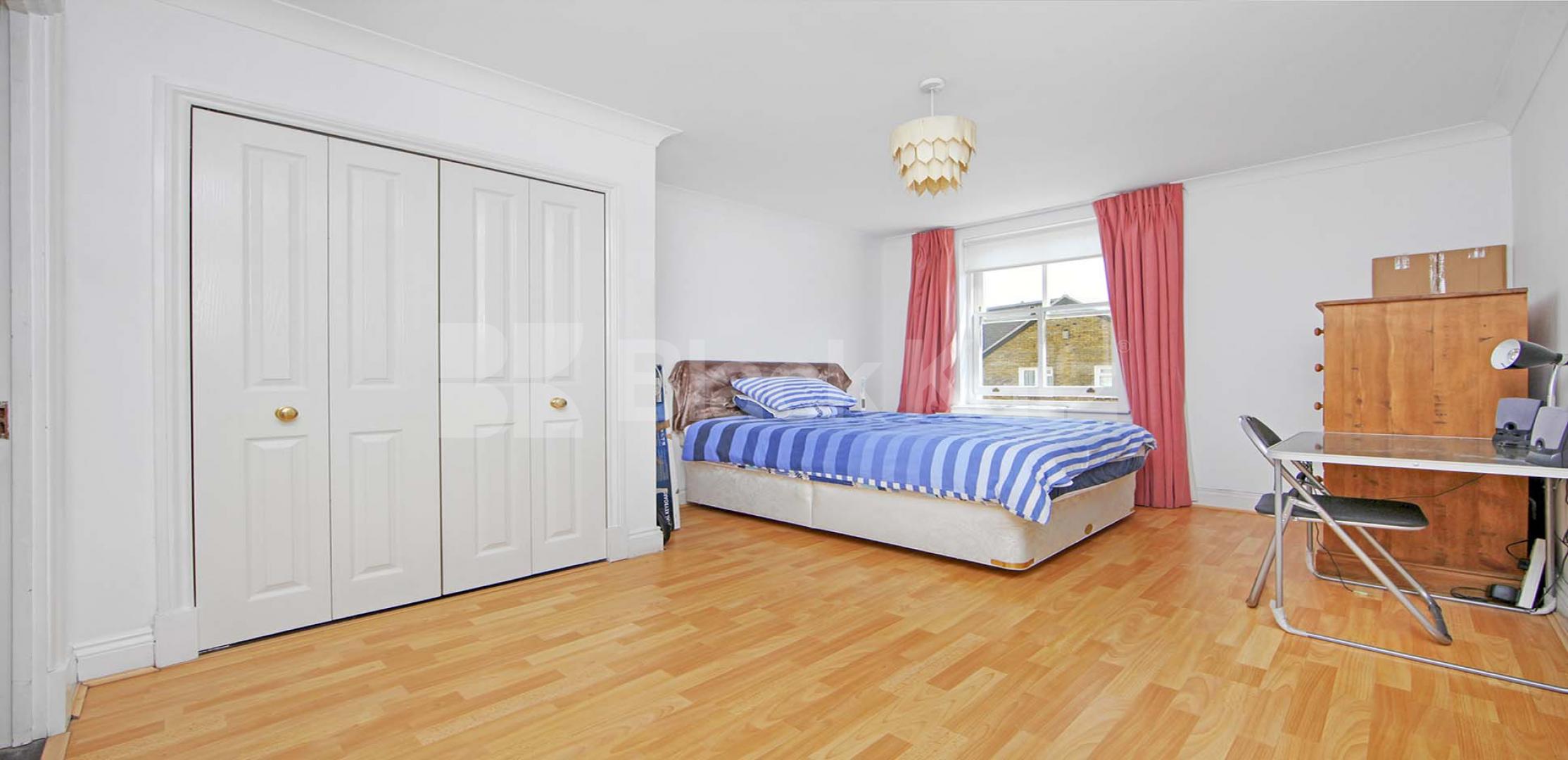 			UNDER OFFER  (No Black Katz Admin Fees), 2 Bedroom, 1 bath, 1 reception Apartment			 Russell Lodge, Spurgeon Street, London Bridge
