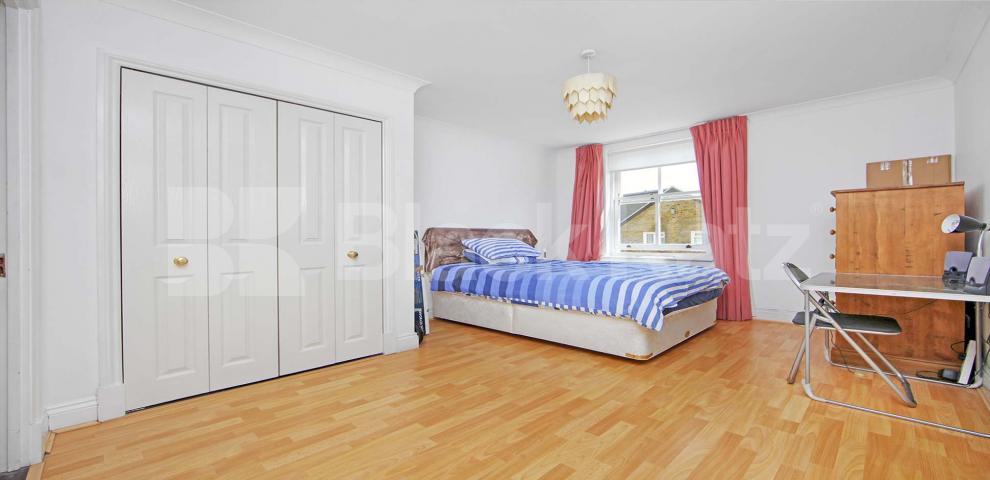 			UNDER OFFER  (No Black Katz Admin Fees), 2 Bedroom, 1 bath, 1 reception Apartment			 Russell Lodge, Spurgeon Street, London Bridge