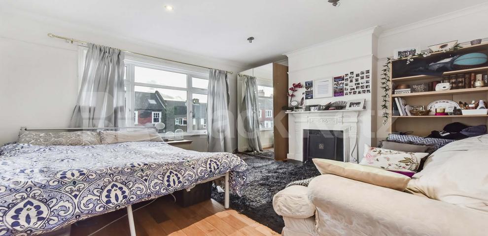 			UNDER OFFER , 4 Bedroom, 1 bath, 1 reception Maisonette			 Radbourne Road, Clapham South/Balham 