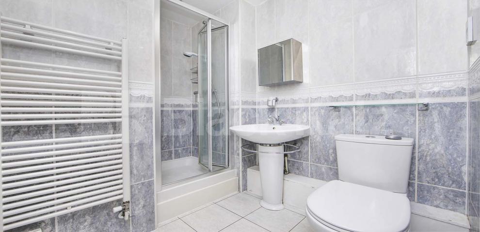 			UNDER OFFER  (No Black Katz Admin Fees), 2 Bedroom, 1 bath, 1 reception Apartment			 Russell Lodge, Spurgeon Street, London Bridge