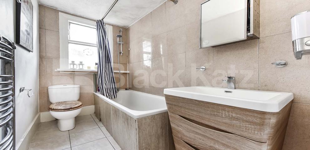 			UNDER OFFER , 4 Bedroom, 1 bath, 1 reception Maisonette			 Radbourne Road, Clapham South/Balham 