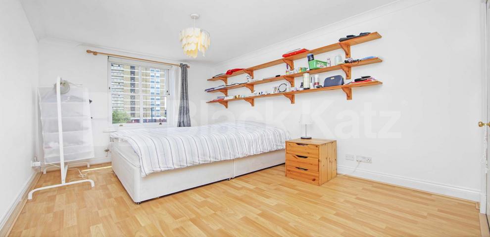 			UNDER OFFER  (No Black Katz Admin Fees), 2 Bedroom, 1 bath, 1 reception Apartment			 Russell Lodge, Spurgeon Street, London Bridge