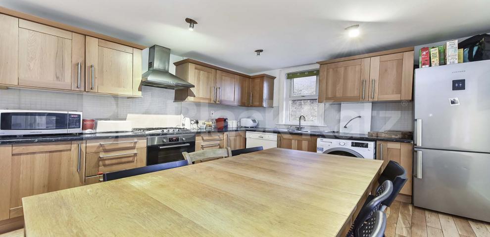 			UNDER OFFER , 4 Bedroom, 1 bath, 1 reception Maisonette			 Radbourne Road, Clapham South/Balham 