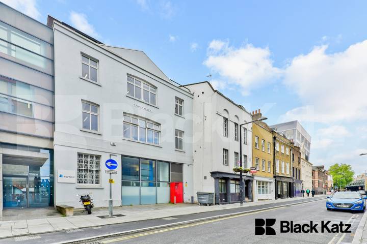 Superbly located top floor duplex apartment Union Street, London Bridge