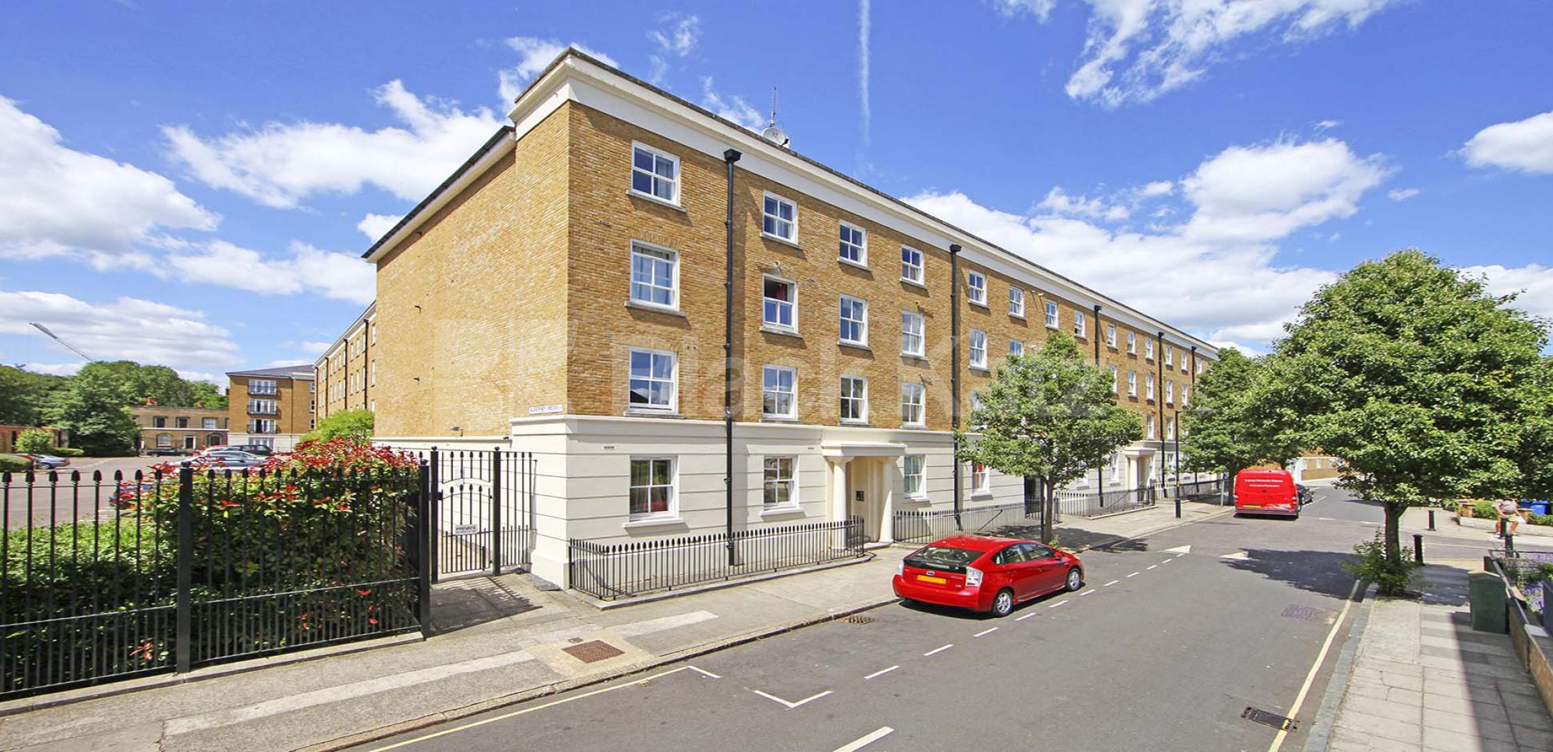 			UNDER OFFER  (No Black Katz Admin Fees), 2 Bedroom, 1 bath, 1 reception Apartment			 Russell Lodge, Spurgeon Street, London Bridge
