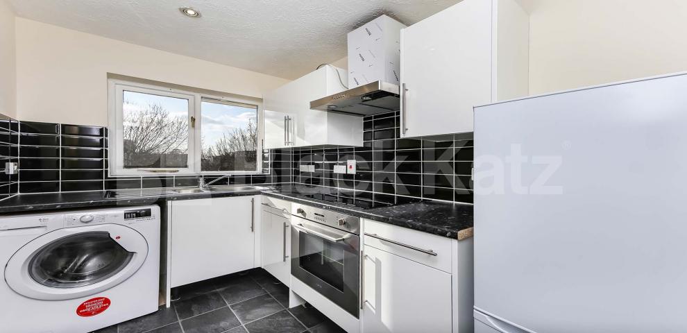 			NEW INSTRUCTION (Includes Parking)., 2 Bedroom, 1 bath, 1 reception Penthouse			 Sheppard Drive, Bermondsey