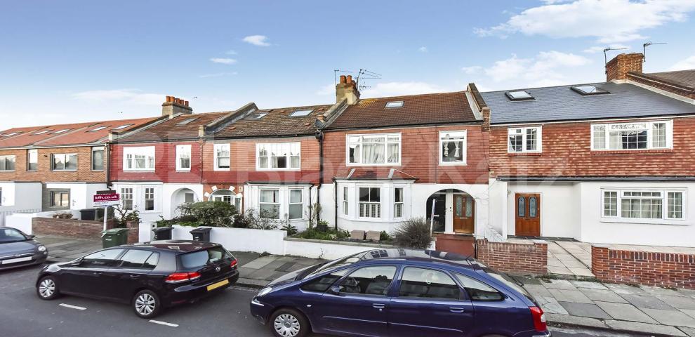 			UNDER OFFER , 4 Bedroom, 1 bath, 1 reception Maisonette			 Radbourne Road, Clapham South/Balham 