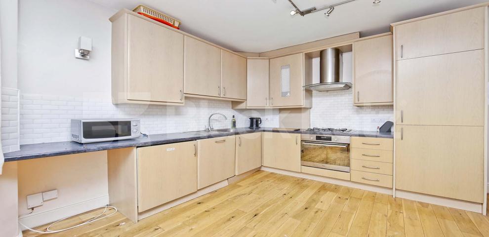 			LET , 3 Bedroom, 1 bath, 1 reception Apartment			 Farnan Road  , Streatham