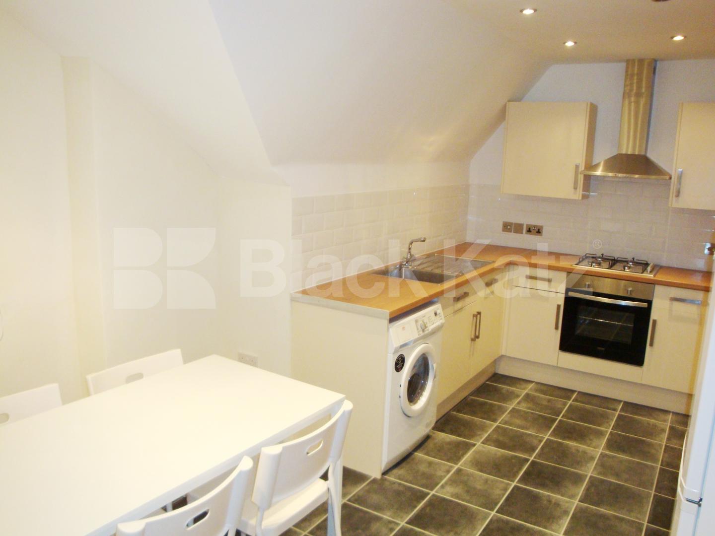 Roomy and Inviting 2 Bedroom, Furnished Flat in St Gabriels Road NW2