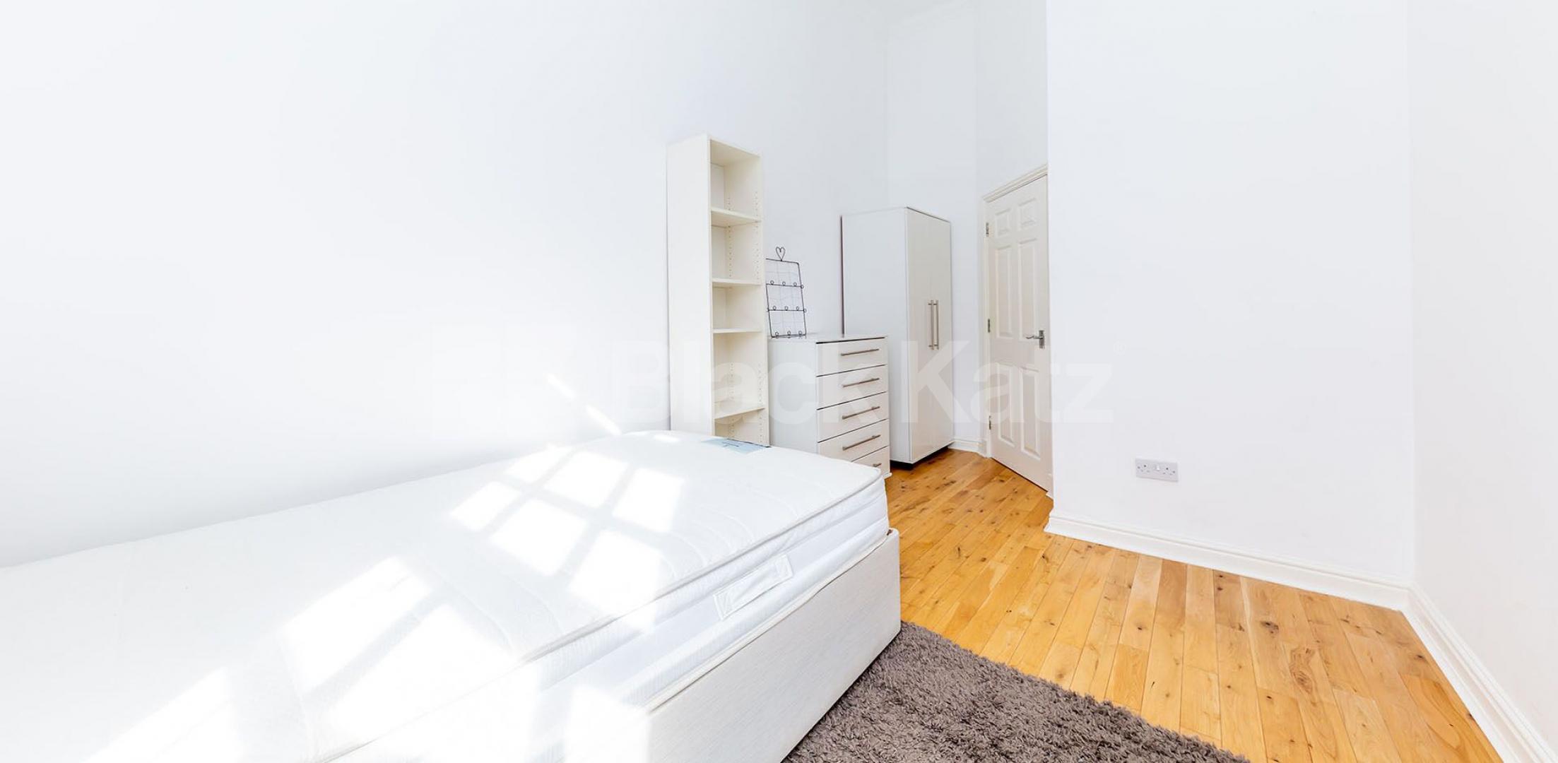 			2 Bedroom, 1 bath, 1 reception Flat			 Newsholme Drive, Winchmore Hill / Enfield 