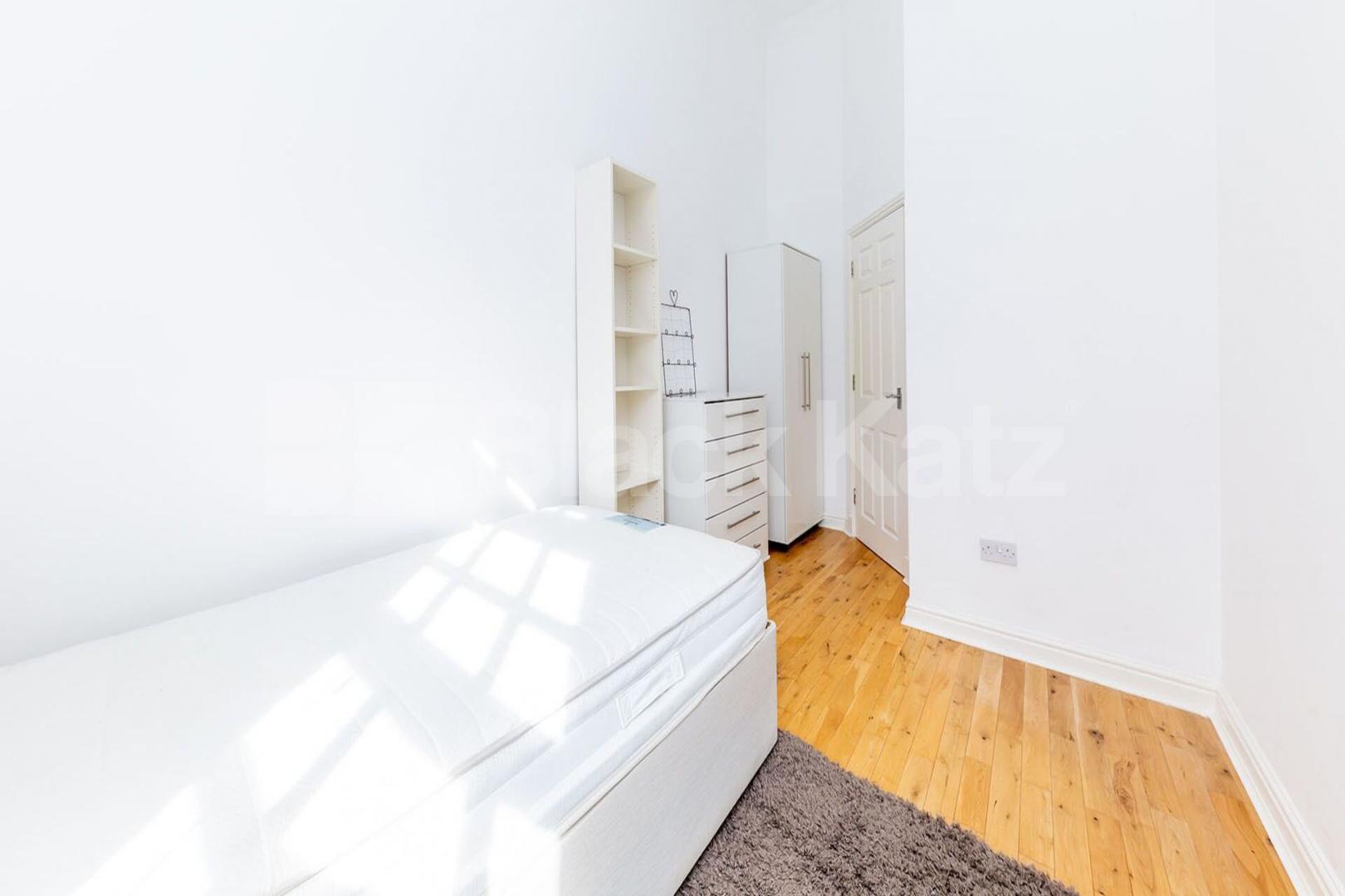 A superb split level 2 bedroom 2 bathroom within a private estate Newsholme Drive, Winchmore Hill / Enfield 