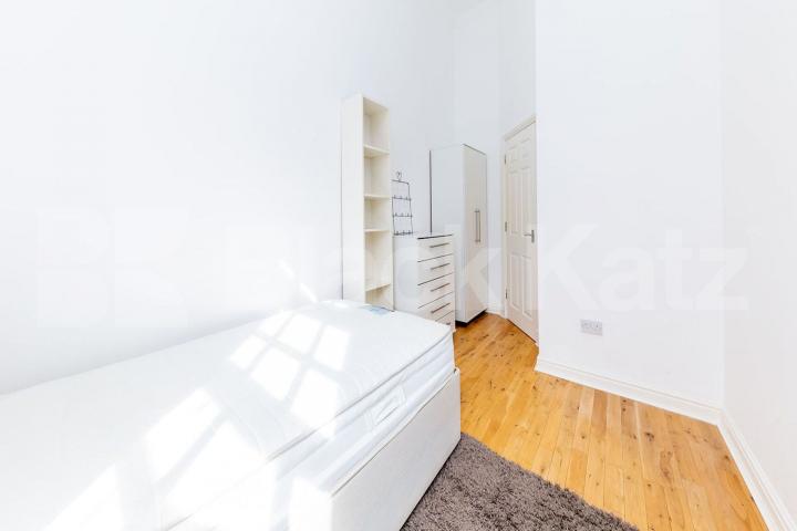 A superb split level 2 bedroom 2 bathroom within a private estate Newsholme Drive, Winchmore Hill / Enfield 