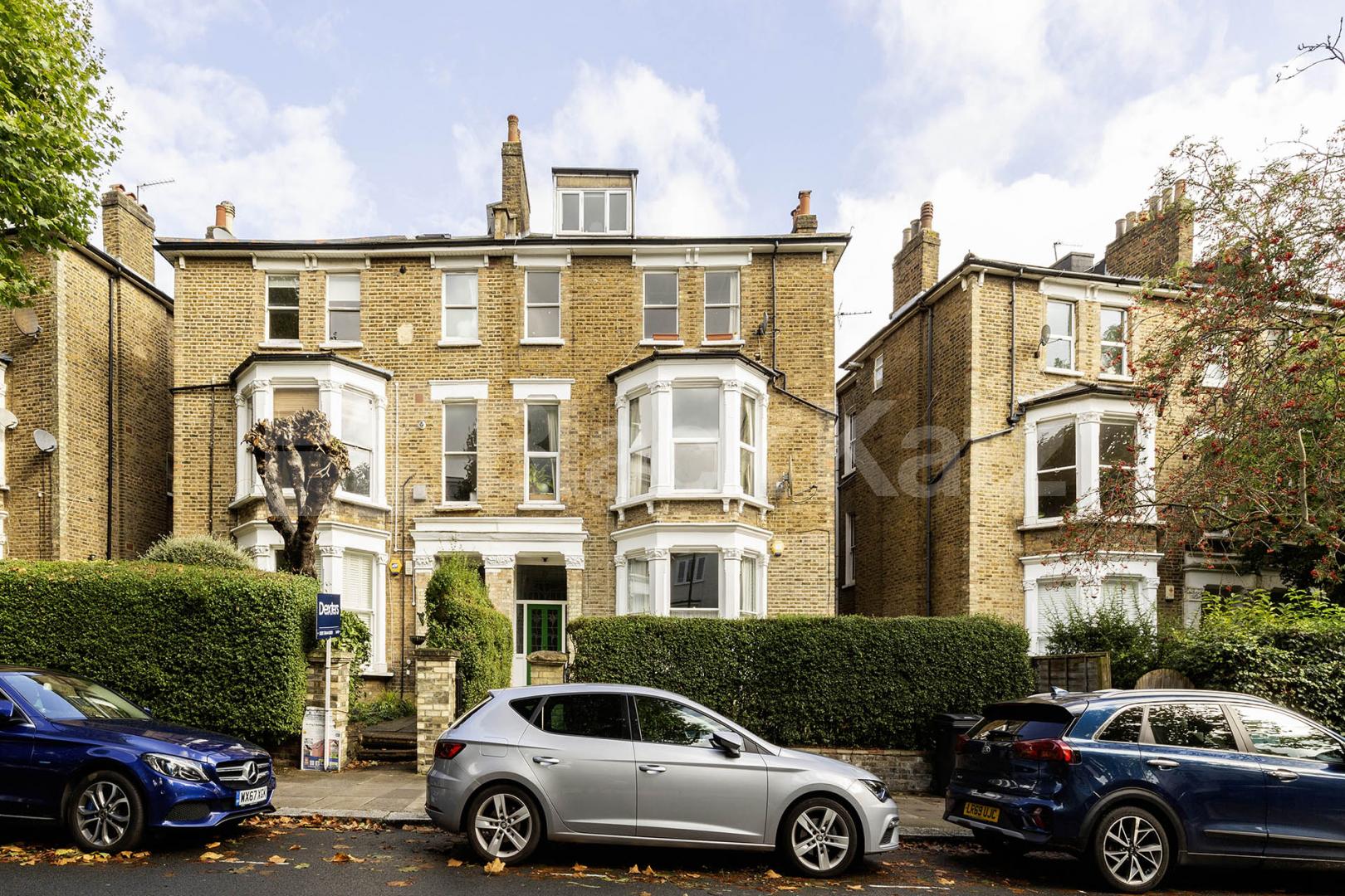 Available from the end of August, this well-presented furnished apartment offers bright and spacious accommodation in a popular residential location.The property comprises three generous double bedrooms, a large separate reception room providing exce Fordwych Road, London, NW2,  London