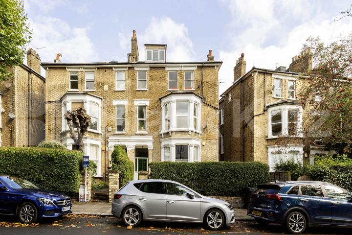 Available from the end of August, this well-presented furnished apartment offers bright and spacious accommodation in a popular residential location.The property comprises three generous double bedrooms, a large separate reception room providing exce Fordwych Road, London, NW2,  London