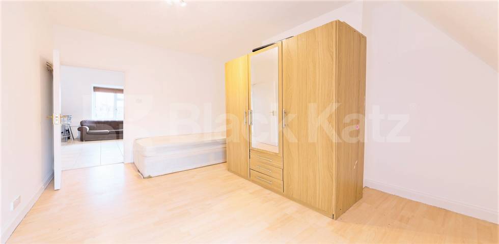 			2 Bedroom, 1 bath, 1 reception 			 High Road,  London  NW10