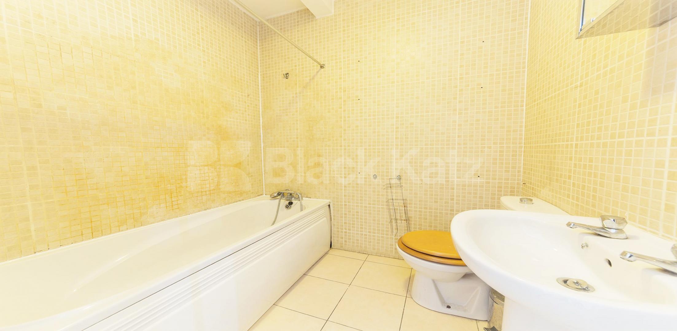 			2 Bedroom, 1 bath, 1 reception 			 High Road,  London  NW10