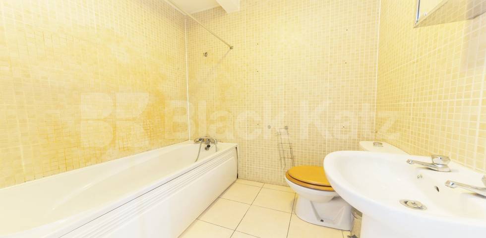 			2 Bedroom, 1 bath, 1 reception 			 High Road,  London  NW10