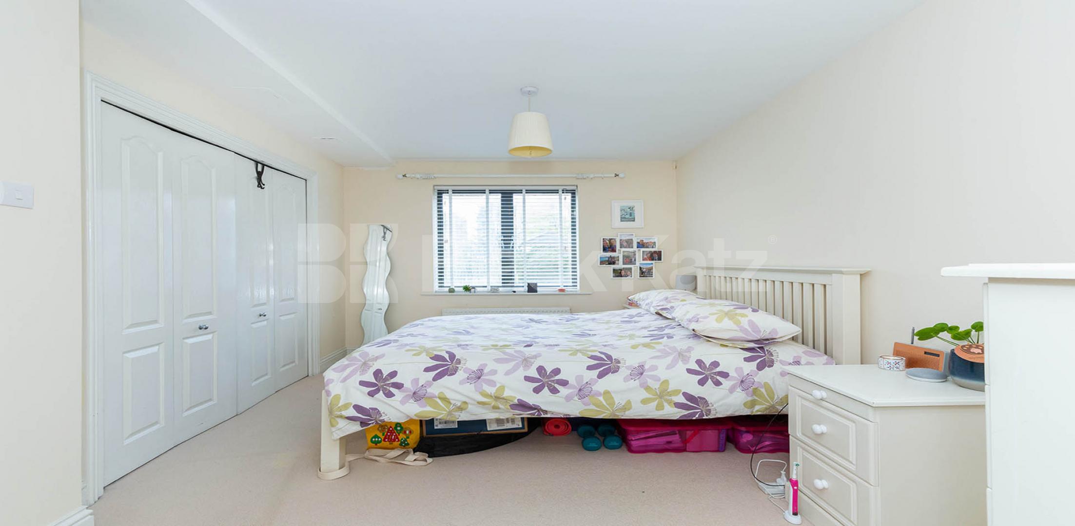 			LARGE MODERN 3 BED - 2 BATH!, 3 Bedroom, 2 bath, 1 reception Flat			 Tollington Way, HOLLOWAY
