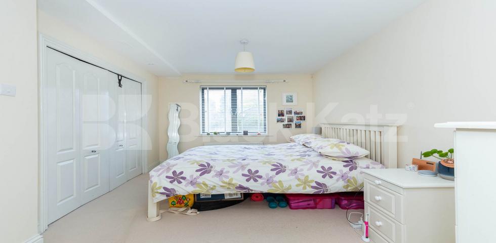 			LARGE MODERN 3 BED - 2 BATH!, 3 Bedroom, 2 bath, 1 reception Flat			 Tollington Way, HOLLOWAY