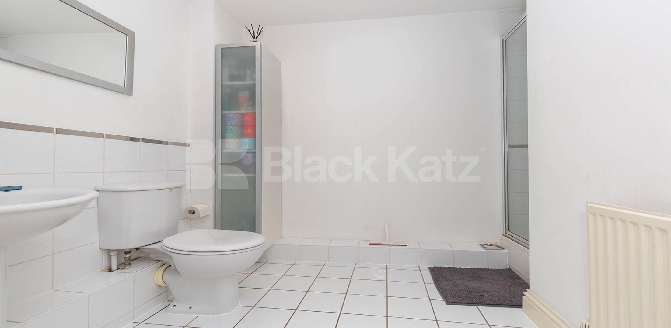 			LARGE MODERN 3 BED - 2 BATH!, 3 Bedroom, 2 bath, 1 reception Flat			 Tollington Way, HOLLOWAY