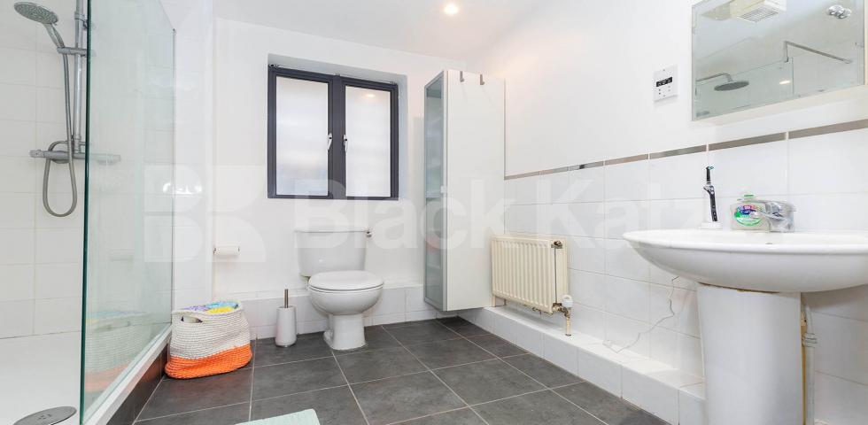 			LARGE MODERN 3 BED - 2 BATH!, 3 Bedroom, 2 bath, 1 reception Flat			 Tollington Way, HOLLOWAY