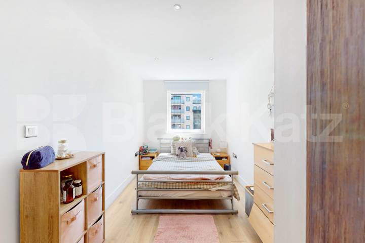 Benefits include two bathrooms, balcony, concierge service, parking, sauna & gym Tradewinds. Wards Wharf Approach, Docklands