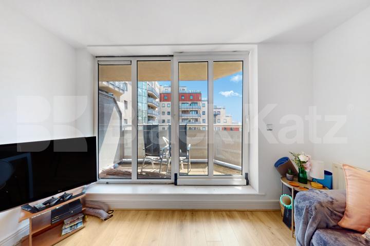 Benefits include two bathrooms, balcony, concierge service, parking, sauna & gym Tradewinds. Wards Wharf Approach, Docklands