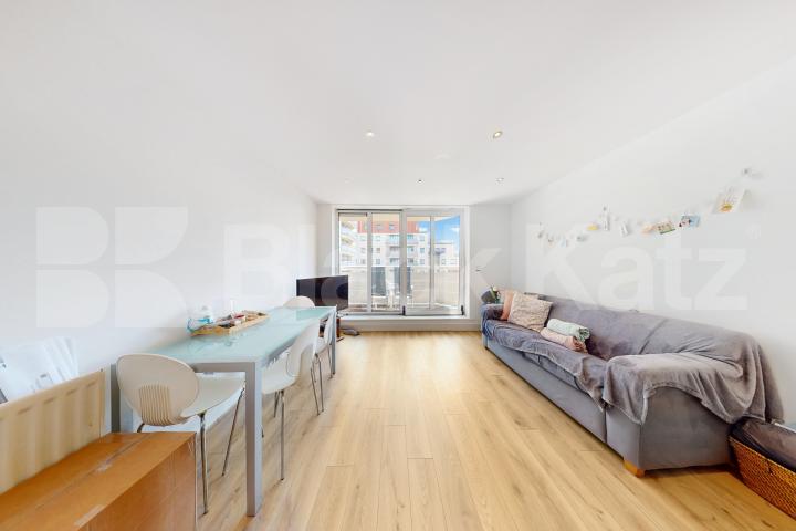 Benefits include two bathrooms, balcony, concierge service, parking, sauna & gym Tradewinds. Wards Wharf Approach, Docklands