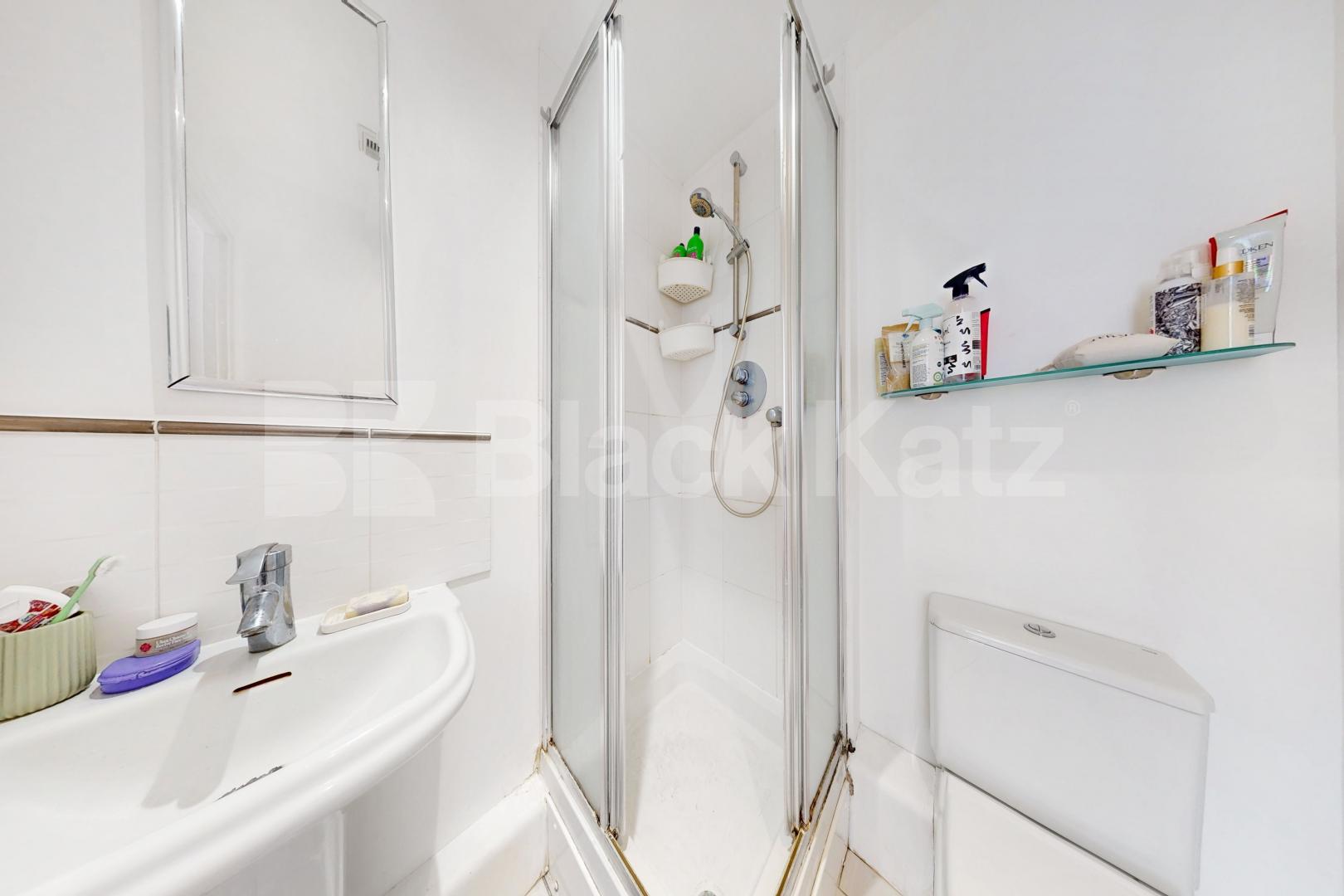 Benefits include two bathrooms, balcony, concierge service, parking, sauna & gym Tradewinds. Wards Wharf Approach, Docklands