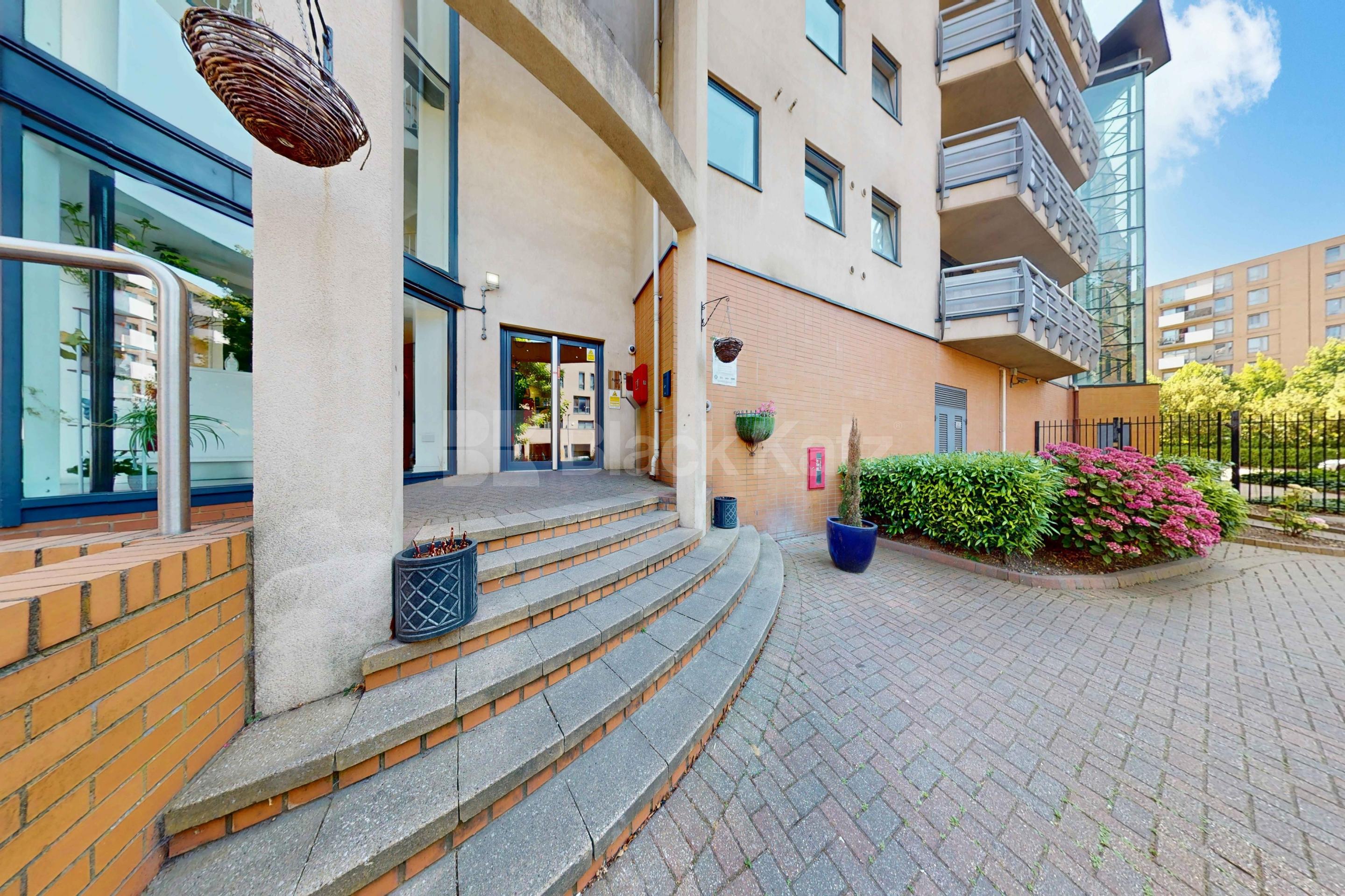 Benefits include two bathrooms, balcony, concierge service, parking, sauna & gym Tradewinds. Wards Wharf Approach, Docklands E16