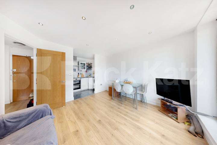 Benefits include two bathrooms, balcony, concierge service, parking, sauna & gym Tradewinds. Wards Wharf Approach, Docklands