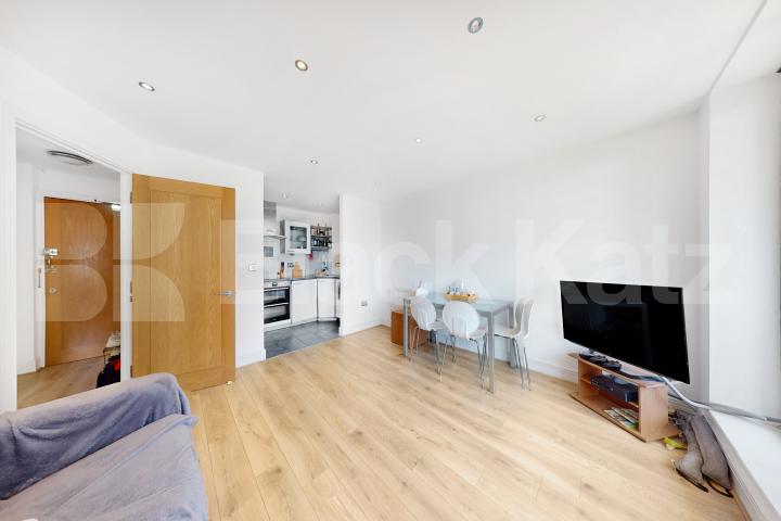 Benefits include two bathrooms, balcony, concierge service, parking, sauna & gym Tradewinds. Wards Wharf Approach, Docklands