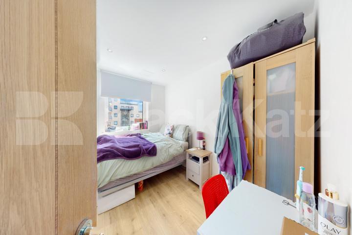 Benefits include two bathrooms, balcony, concierge service, parking, sauna & gym Tradewinds. Wards Wharf Approach, Docklands