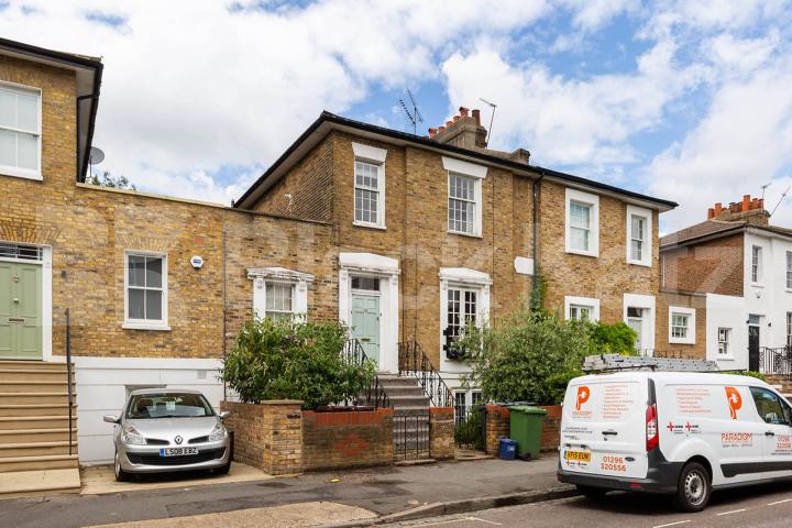 Bright and Airy one bedroom property within a beautiful period conversion Stamford Road, De Beauvoir