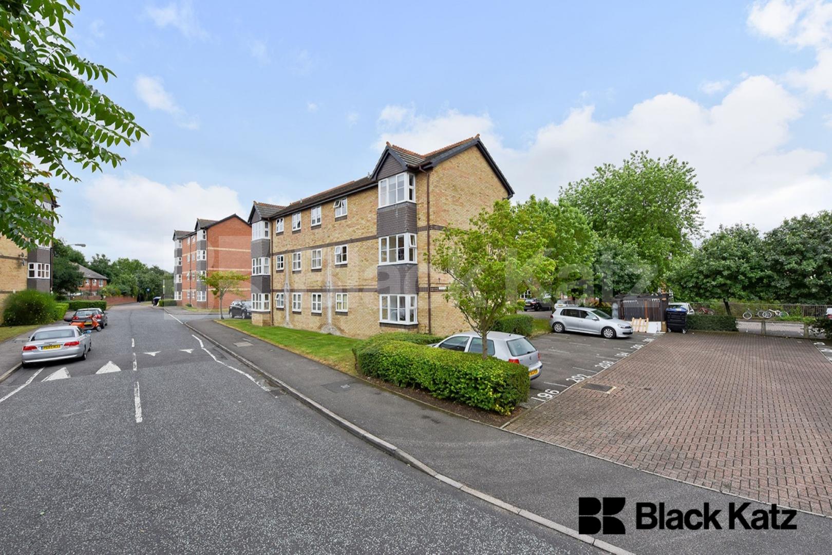 Bright & airy with neutral decor throughout & designated parking space Gaugin Court.Stubbs Drive, Bermondsey