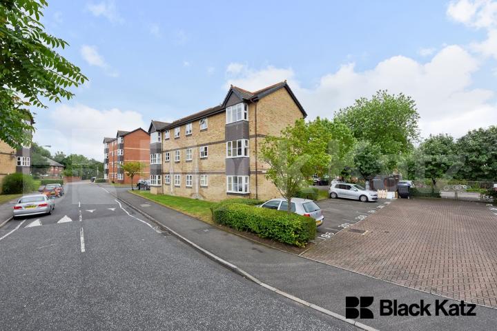 Bright & airy with neutral decor throughout & designated parking space Gaugin Court.Stubbs Drive, Bermondsey