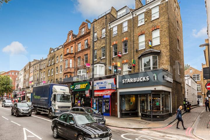 Stunning split level 3 double bedroom property set within a period conversion Upper Street, Islington