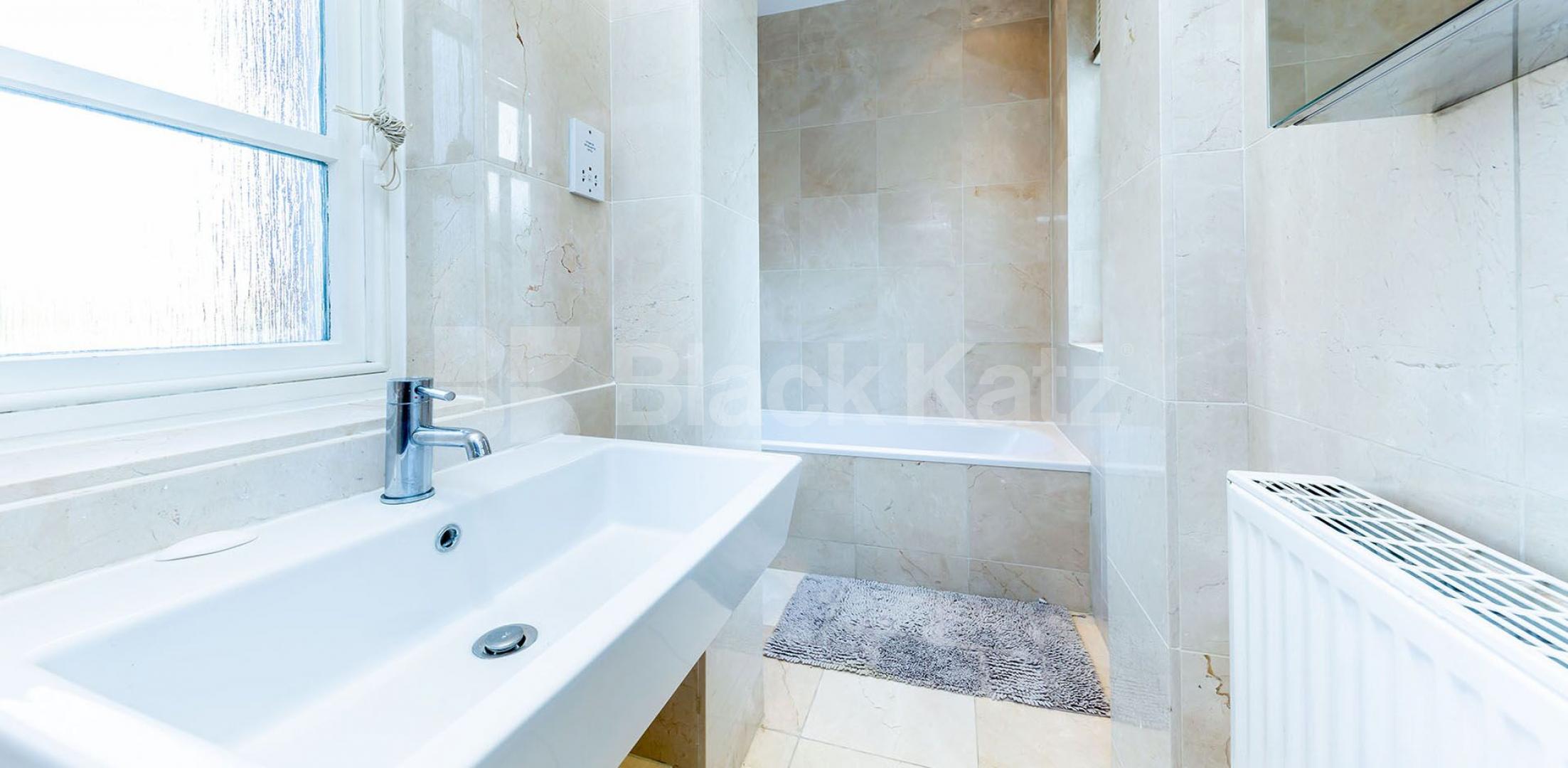 			2 Bedroom, 1 bath, 1 reception Flat			 Newsholme Drive, Winchmore Hill / Enfield 