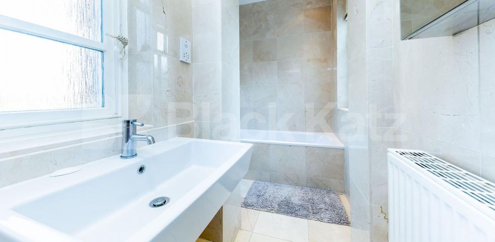 			2 Bedroom, 1 bath, 1 reception Flat			 Newsholme Drive, Winchmore Hill / Enfield 