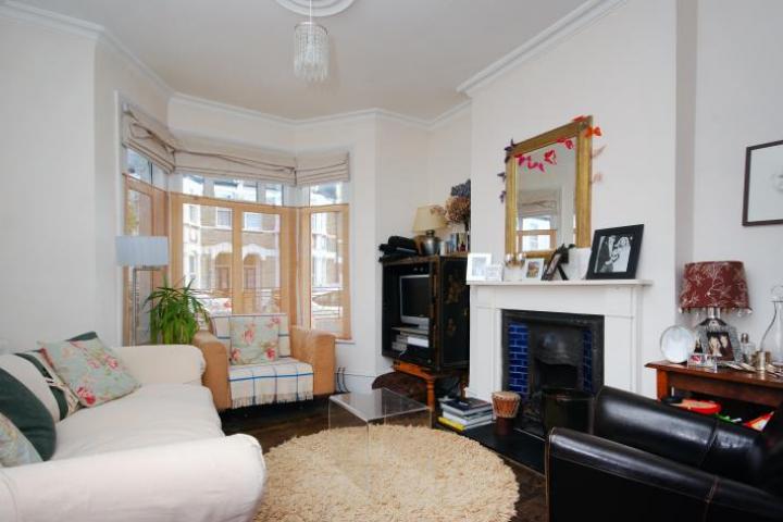 			STUNNING HOUSE, 3 Bedroom, 1 bath, 1 reception Flat			 Victor Road, KENSAL GREEN