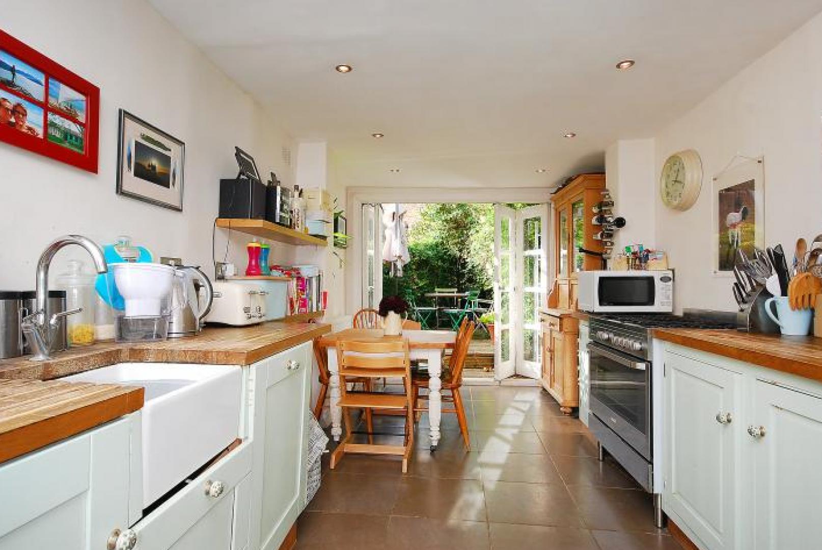 			STUNNING HOUSE, 3 Bedroom, 1 bath, 1 reception Flat			 Victor Road, KENSAL GREEN