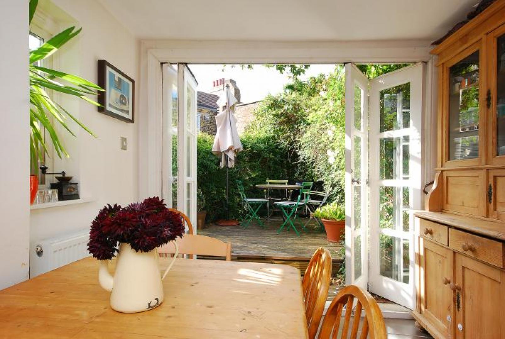 			STUNNING HOUSE, 3 Bedroom, 1 bath, 1 reception Flat			 Victor Road, KENSAL GREEN