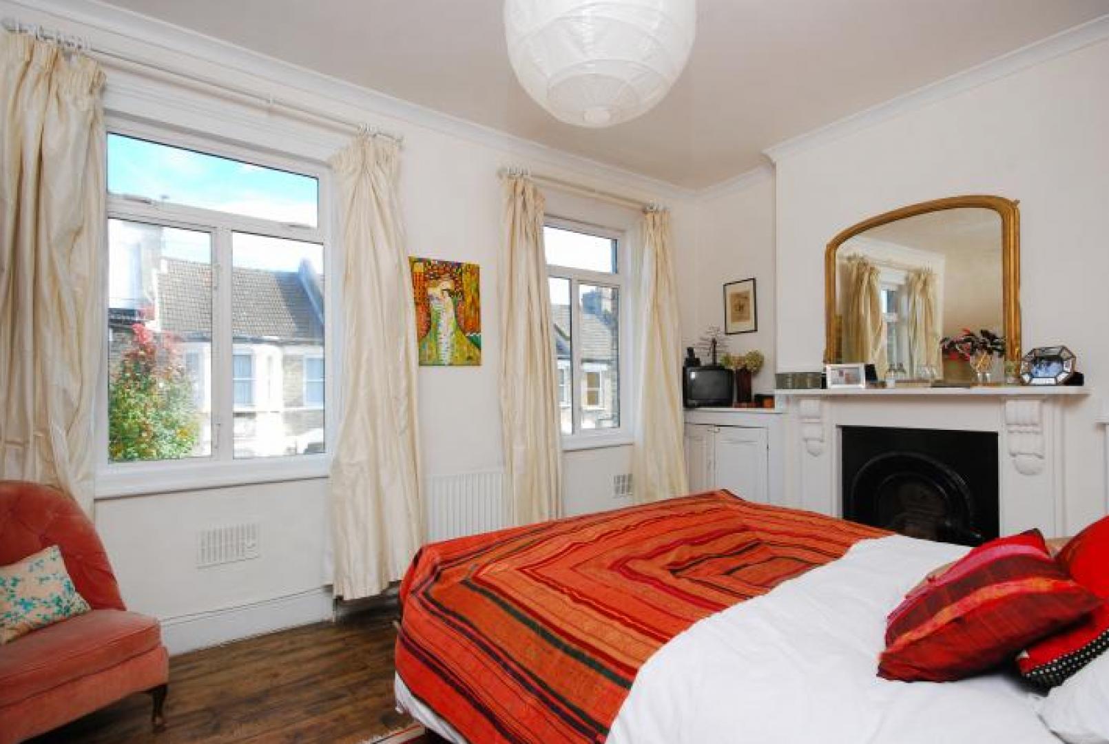 			STUNNING HOUSE, 3 Bedroom, 1 bath, 1 reception Flat			 Victor Road, KENSAL GREEN