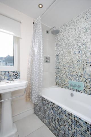 			STUNNING HOUSE, 3 Bedroom, 1 bath, 1 reception Flat			 Victor Road, KENSAL GREEN