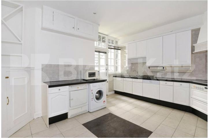 			4 BED / 3 BATH PORTERED MANSION BLOCK!, 4 Bedroom, 1 bath, 1 reception Flat			 St Johns Wood High Street , ST JOHNS WOOD